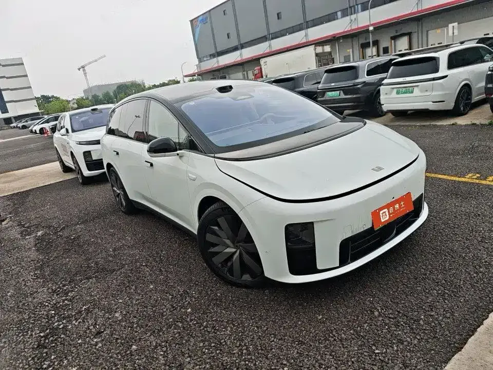 Li Auto i8 — фото 10