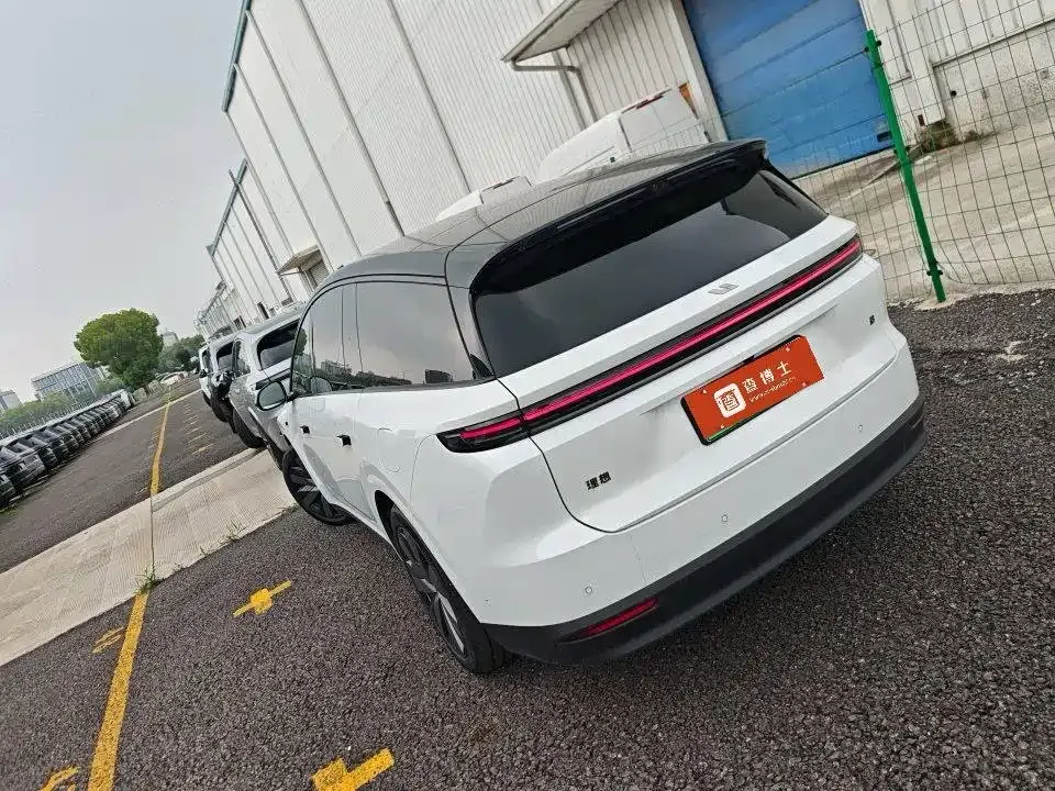 Li Auto i8 — фото 9