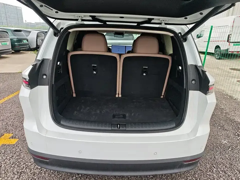 Li Auto i8 — фото 7