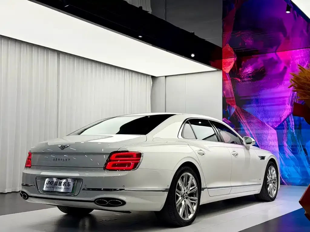 Bentley Flying Spur PHEV — фото 3
