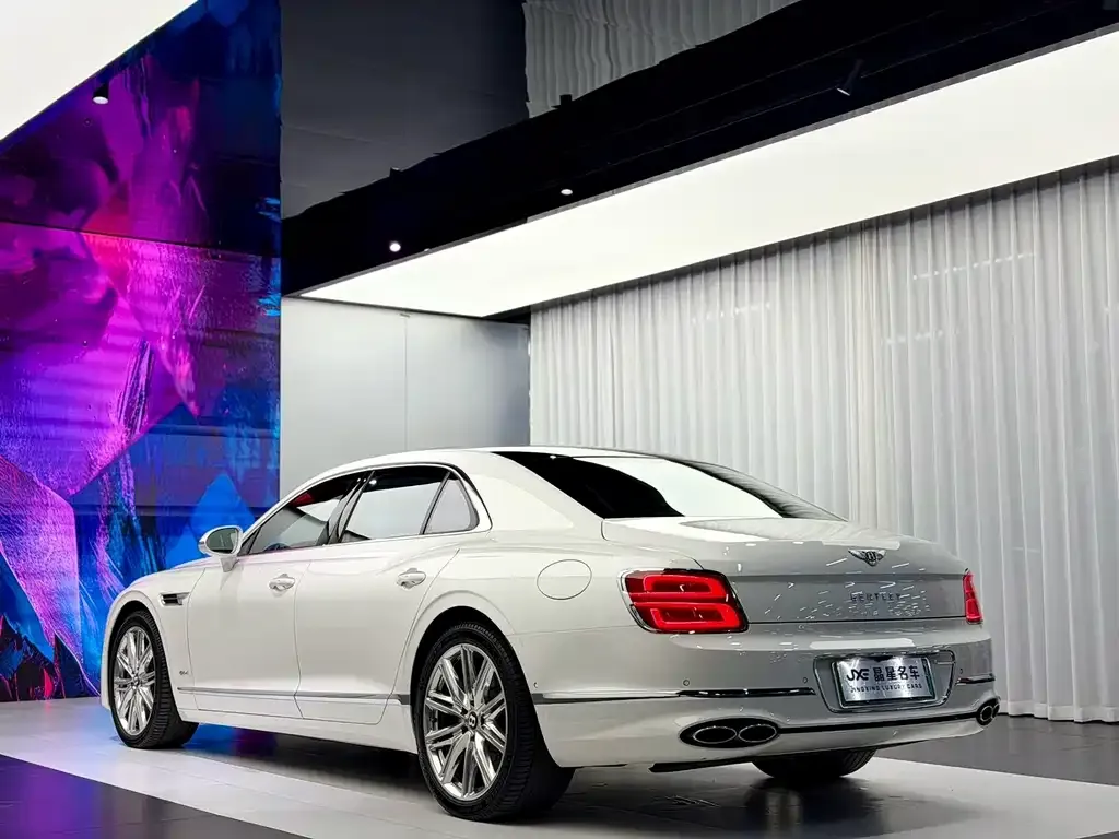 Bentley Flying Spur PHEV — фото 8