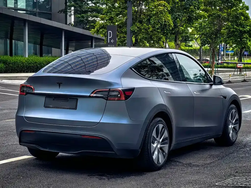 Tesla Model Y — фото 10