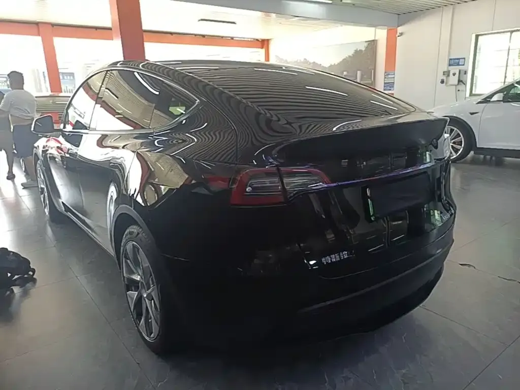 Tesla Model Y — фото 8