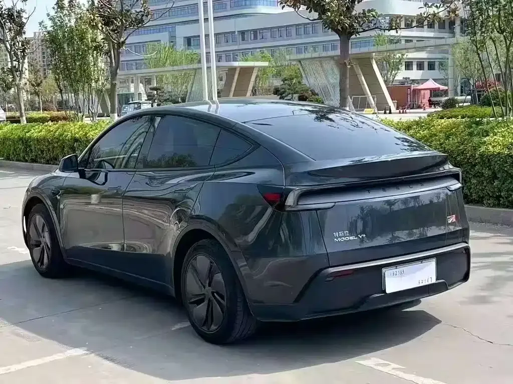 Tesla Model Y — фото 5