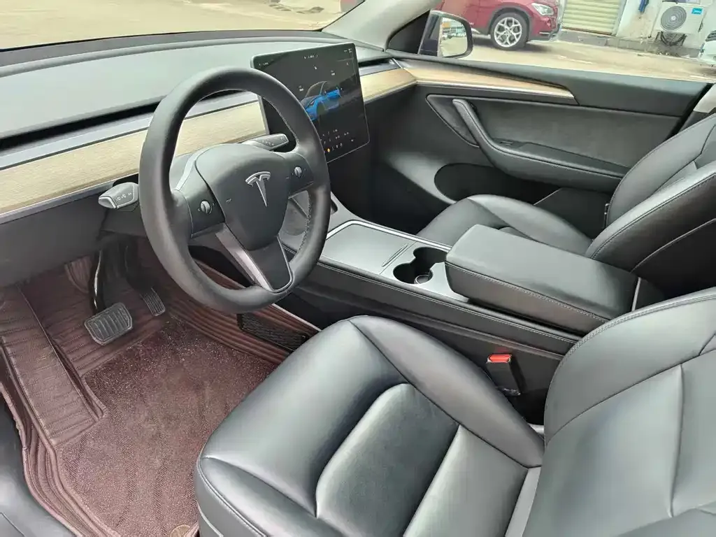 Tesla Model Y — фото 8