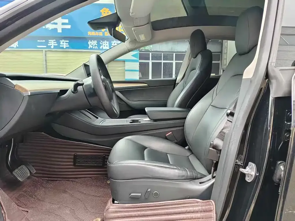 Tesla Model Y — фото 10