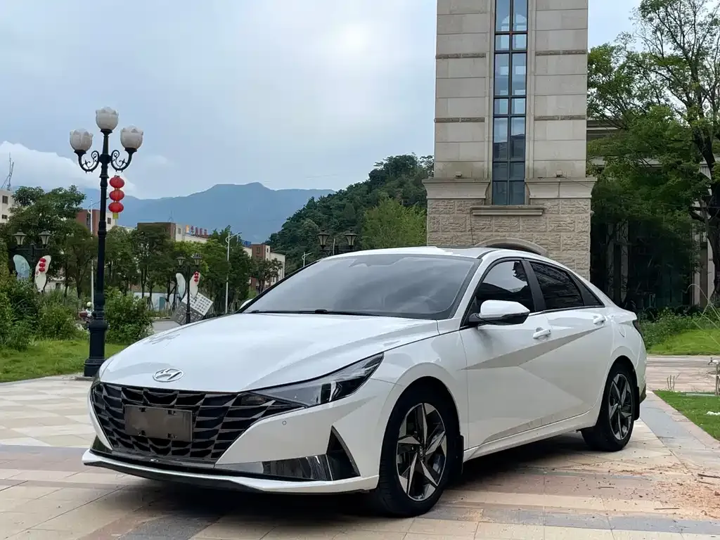 Hyundai Elantra — фото 1