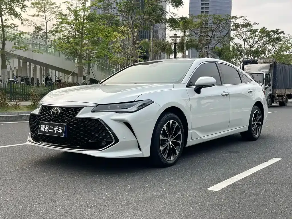 Toyota Avalon — фото 1