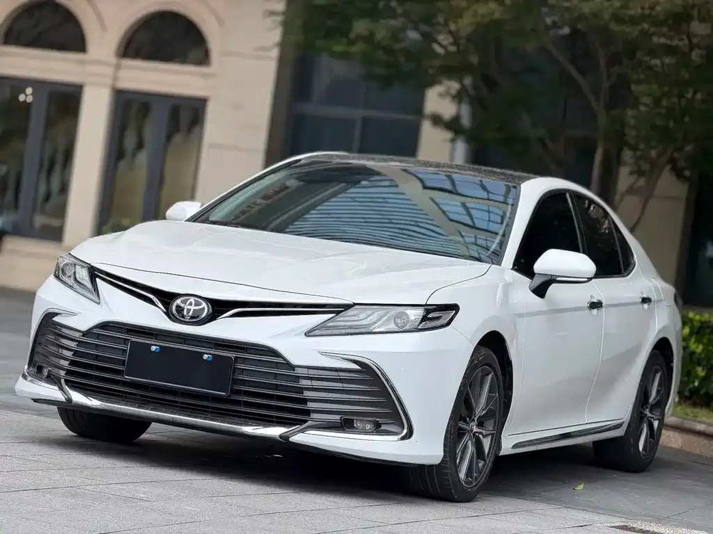 Toyota Camry — фото 1