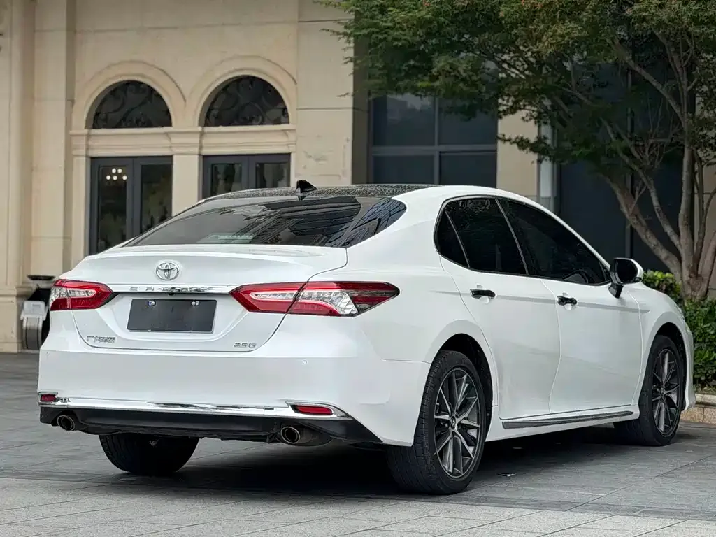 Toyota Camry — фото 4