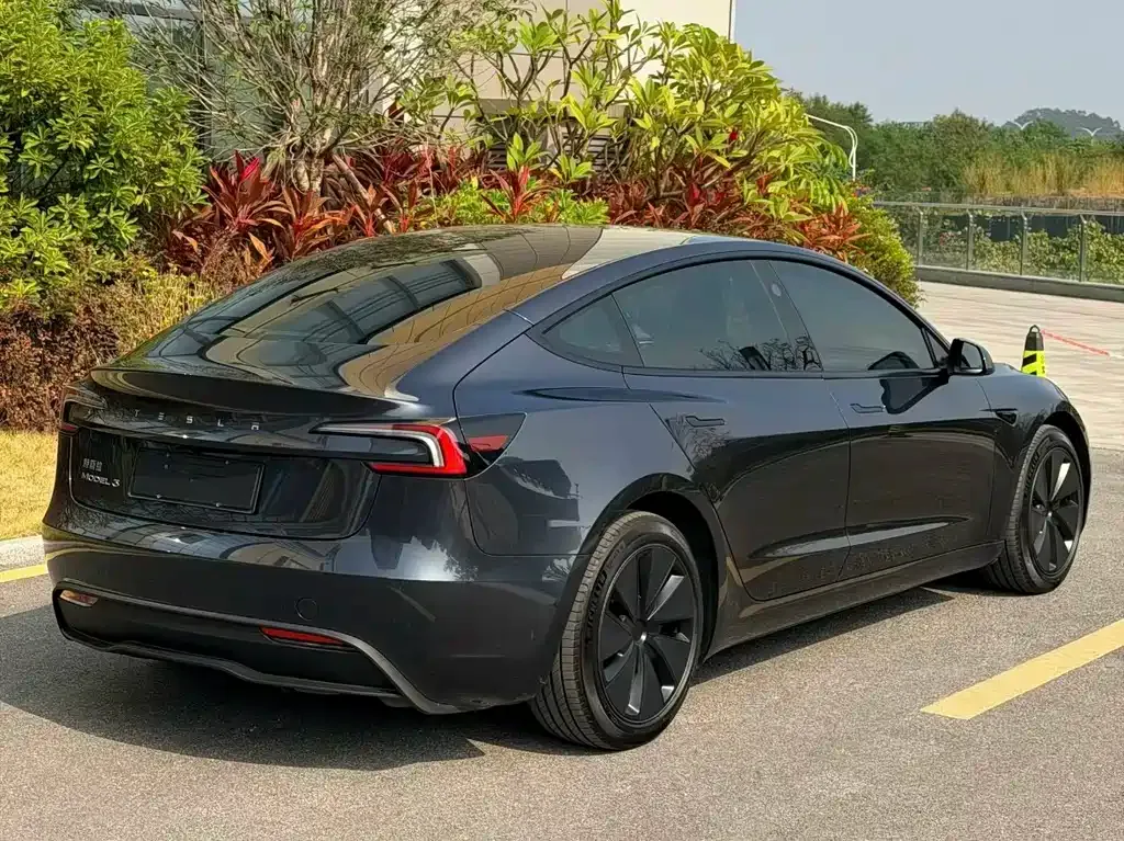 Tesla Model 3 — фото 9