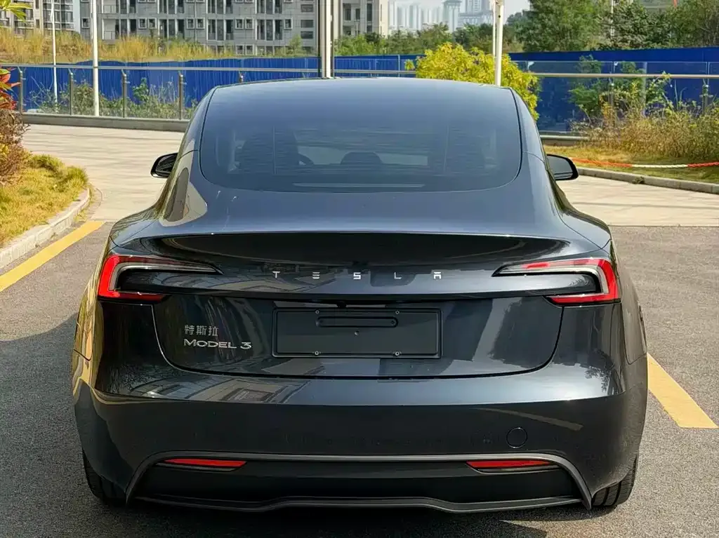 Tesla Model 3 — фото 7