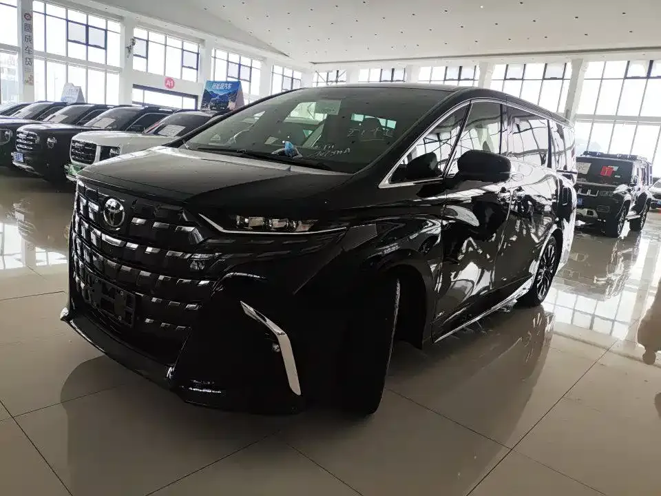 Toyota Alphard — фото 1
