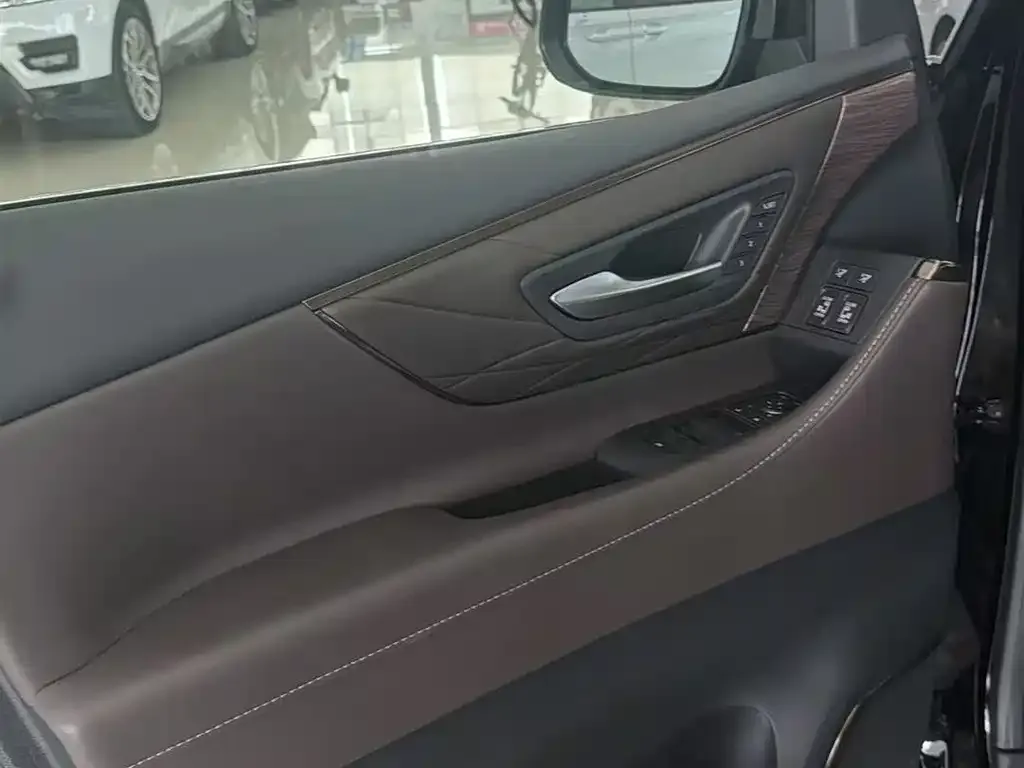 Toyota Alphard — фото 6
