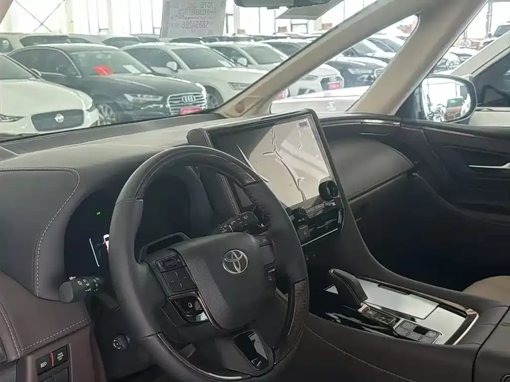 Toyota Alphard — фото 4