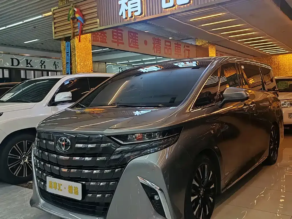 Toyota Alphard — фото 1