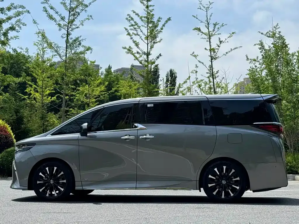 Toyota Alphard — фото 8