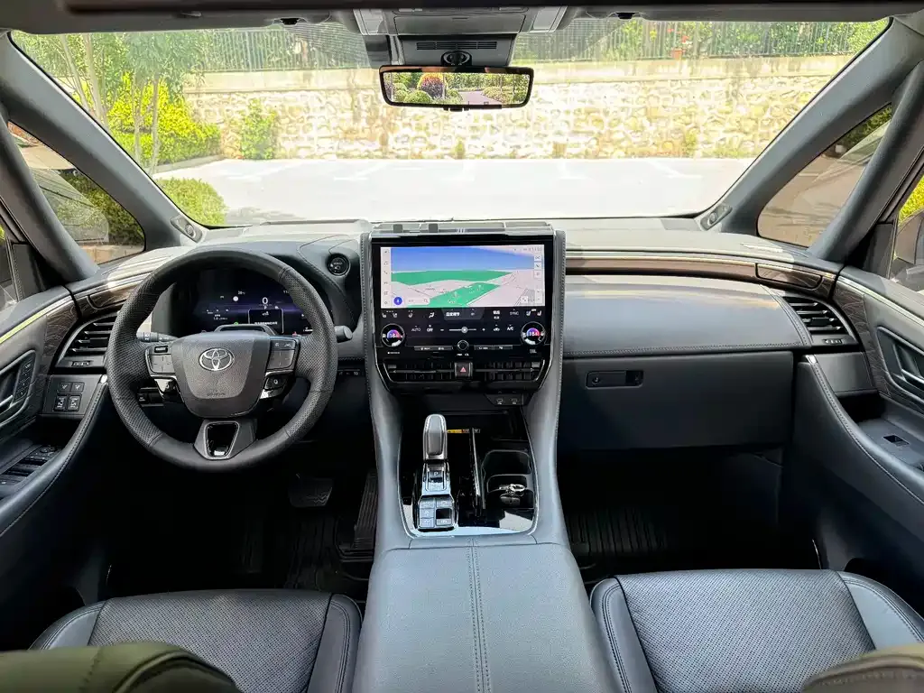 Toyota Alphard — фото 4