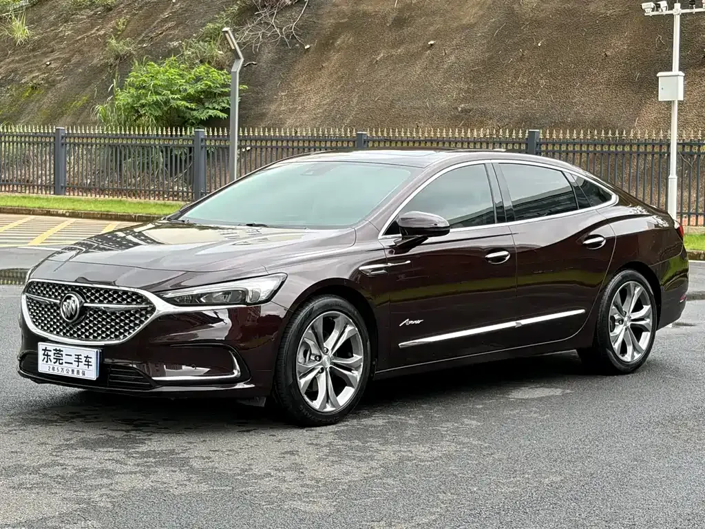 Buick LaCrosse — фото 1