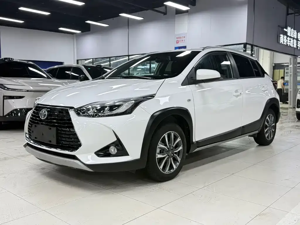 Toyota Yaris L — фото 1