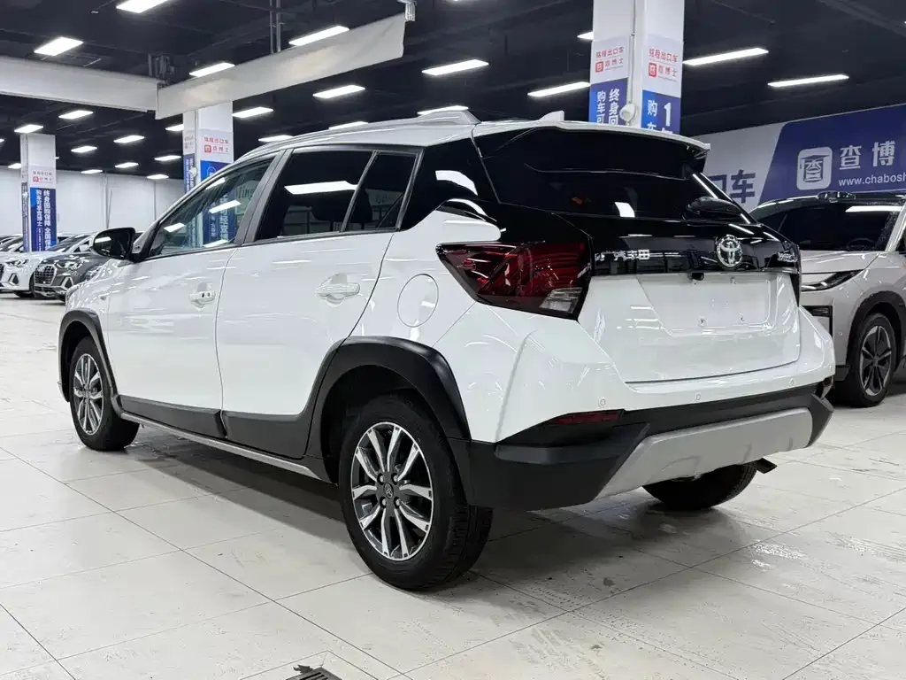 Toyota Yaris L — фото 10