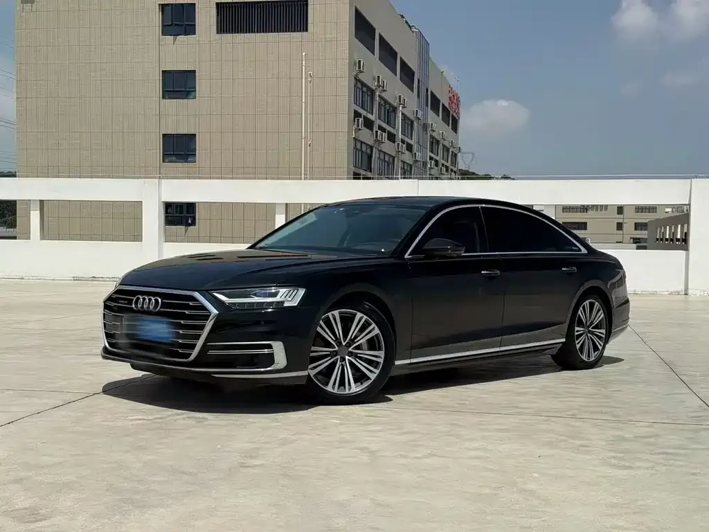 Audi A8 — фото 1