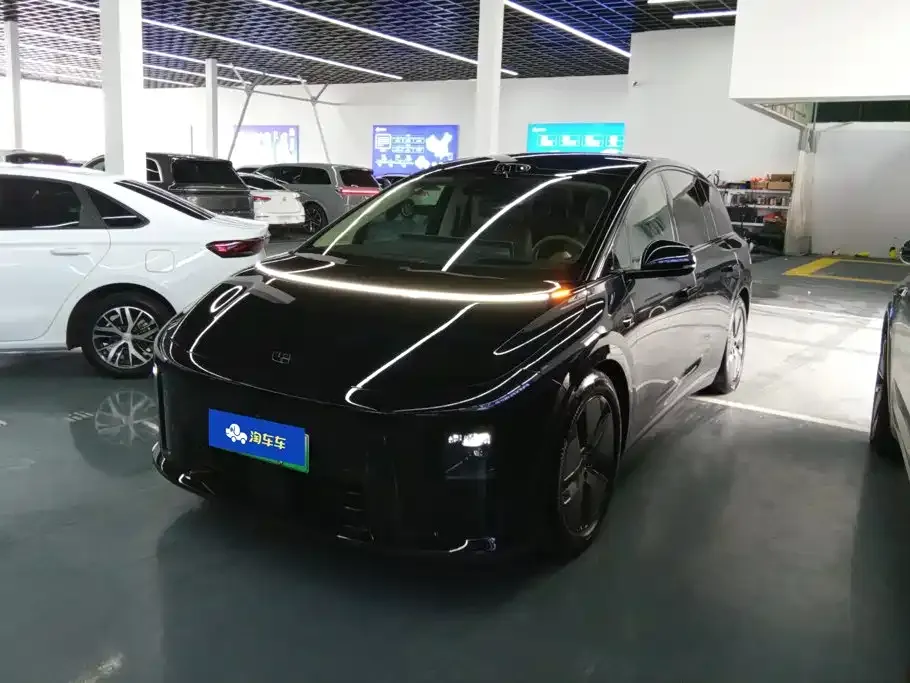 Li Auto i8 — фото 1