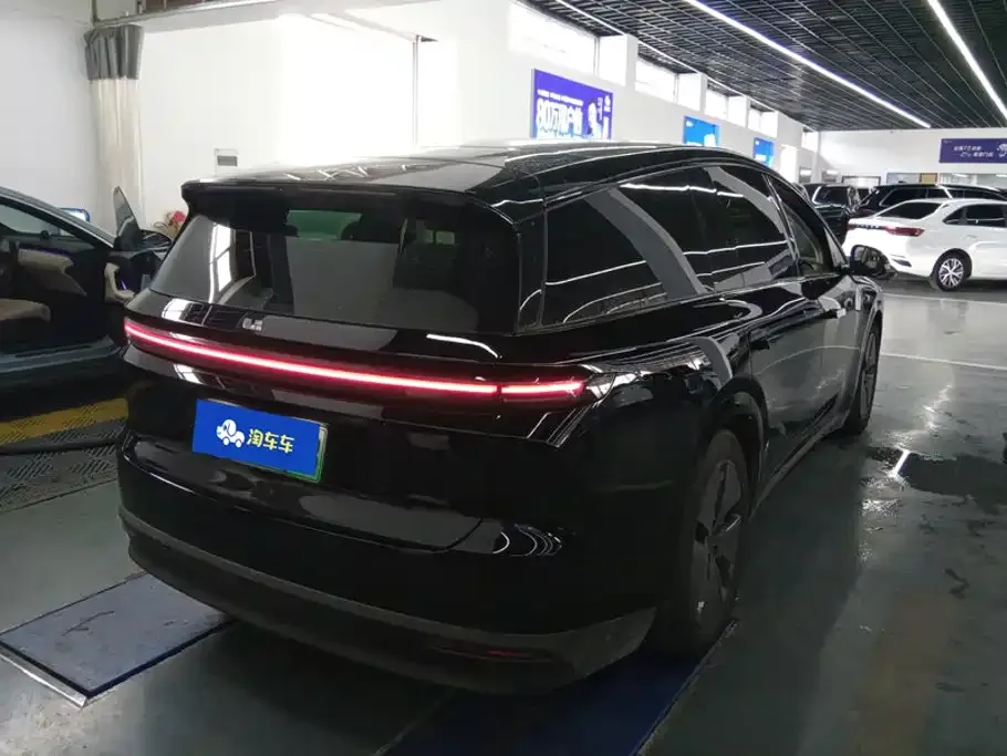 Li Auto i8 — фото 9
