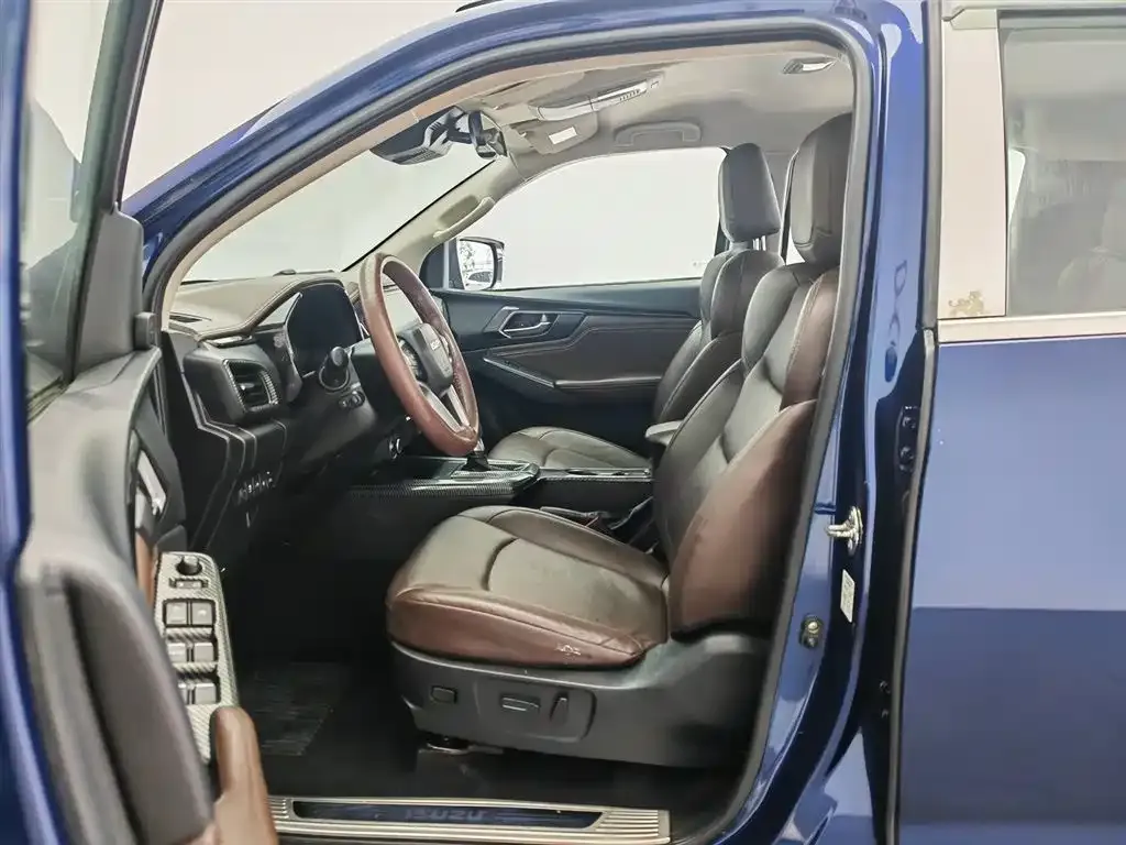 Isuzu D-MAX — фото 9