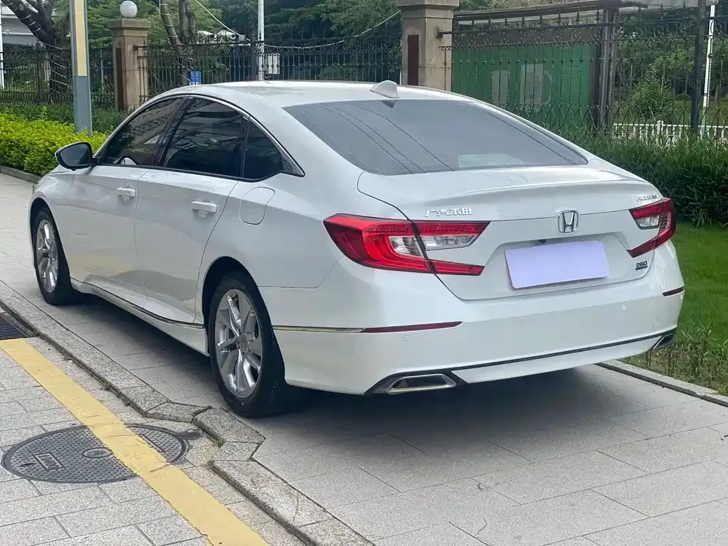 Honda Accord — фото 8