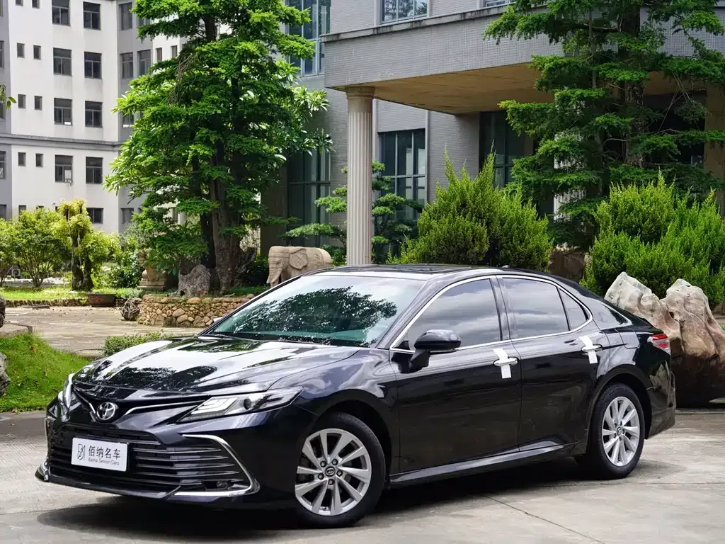 Toyota Camry — фото 1