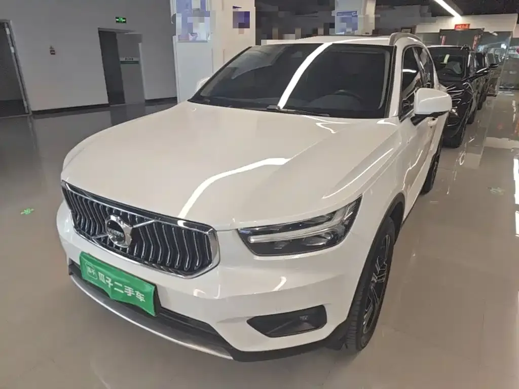 Volvo XC40 — фото 8