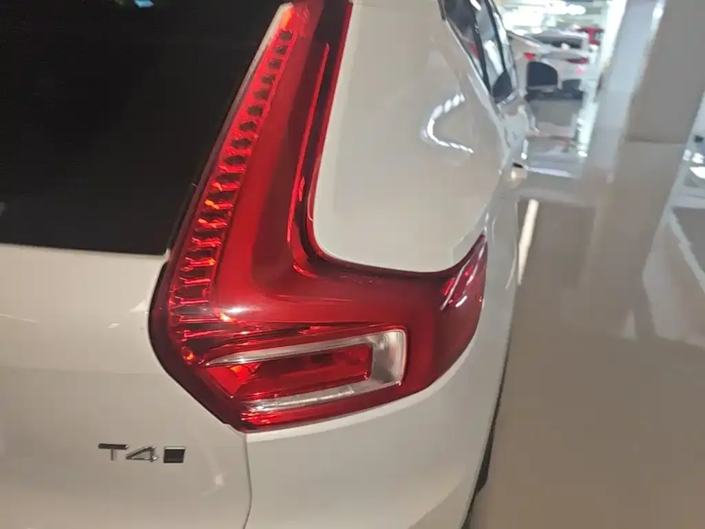 Volvo XC40 — фото 2
