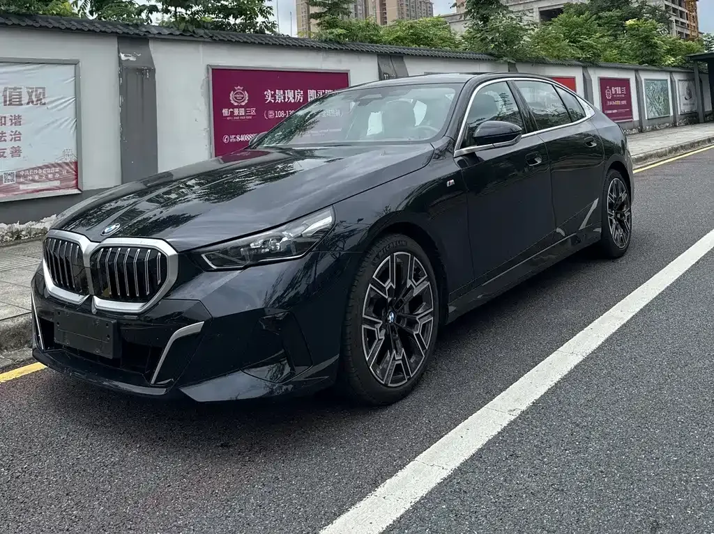 BMW 5 Series — фото 1