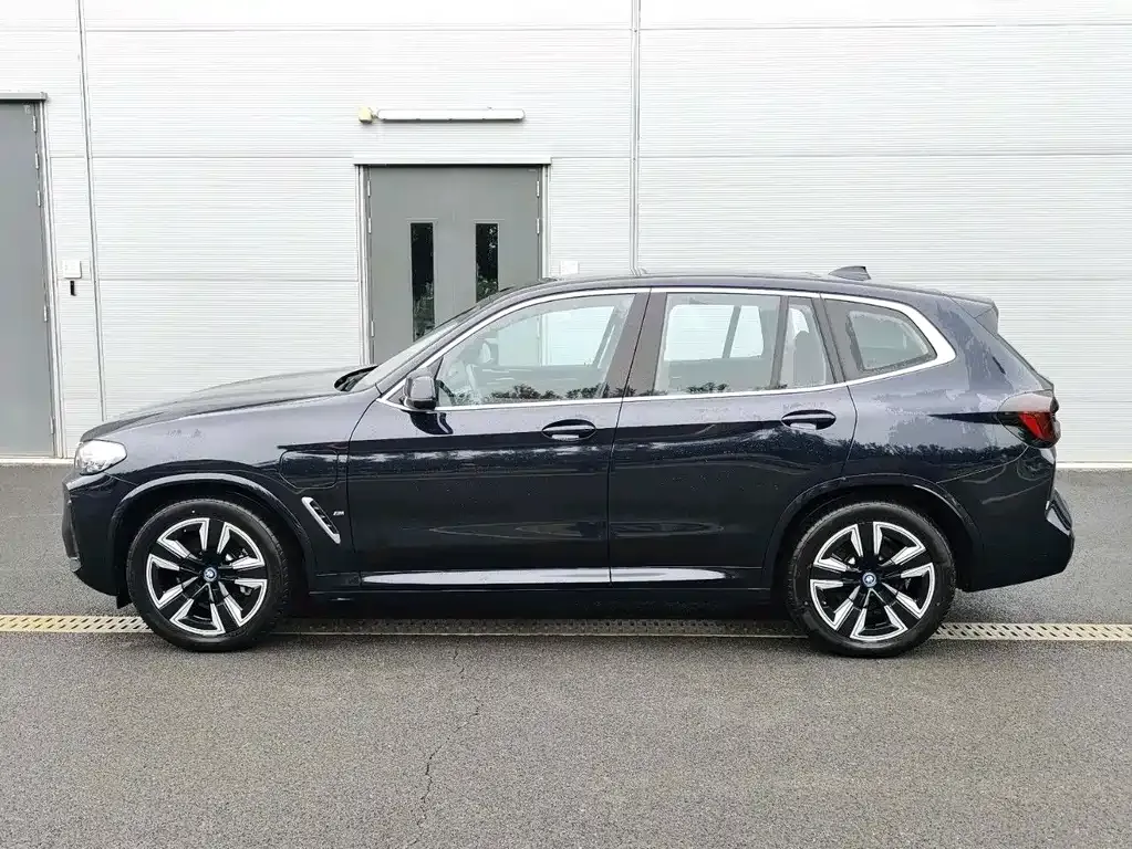 BMW iX3 — фото 8