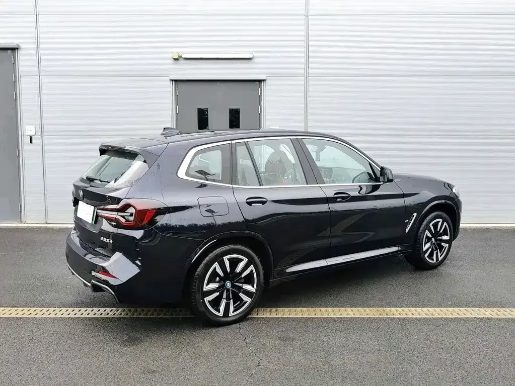 BMW iX3 — фото 9