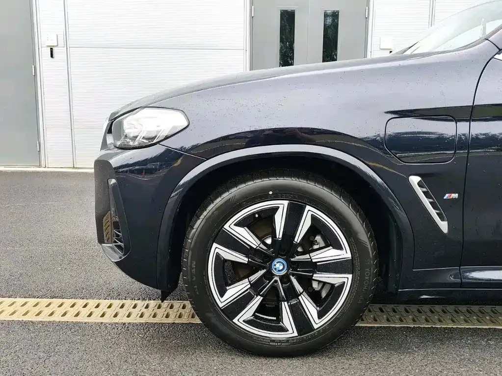 BMW iX3 — фото 10