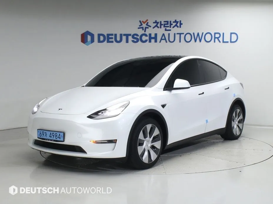 Tesla Model Y — фото 1