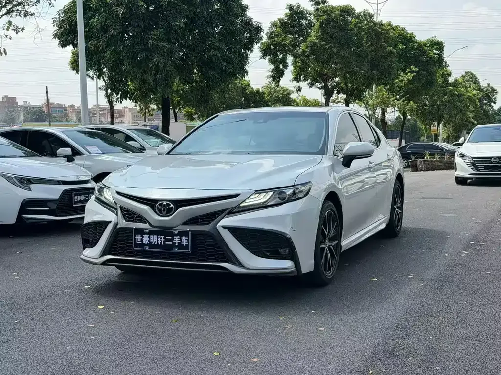 Toyota Camry — фото 1