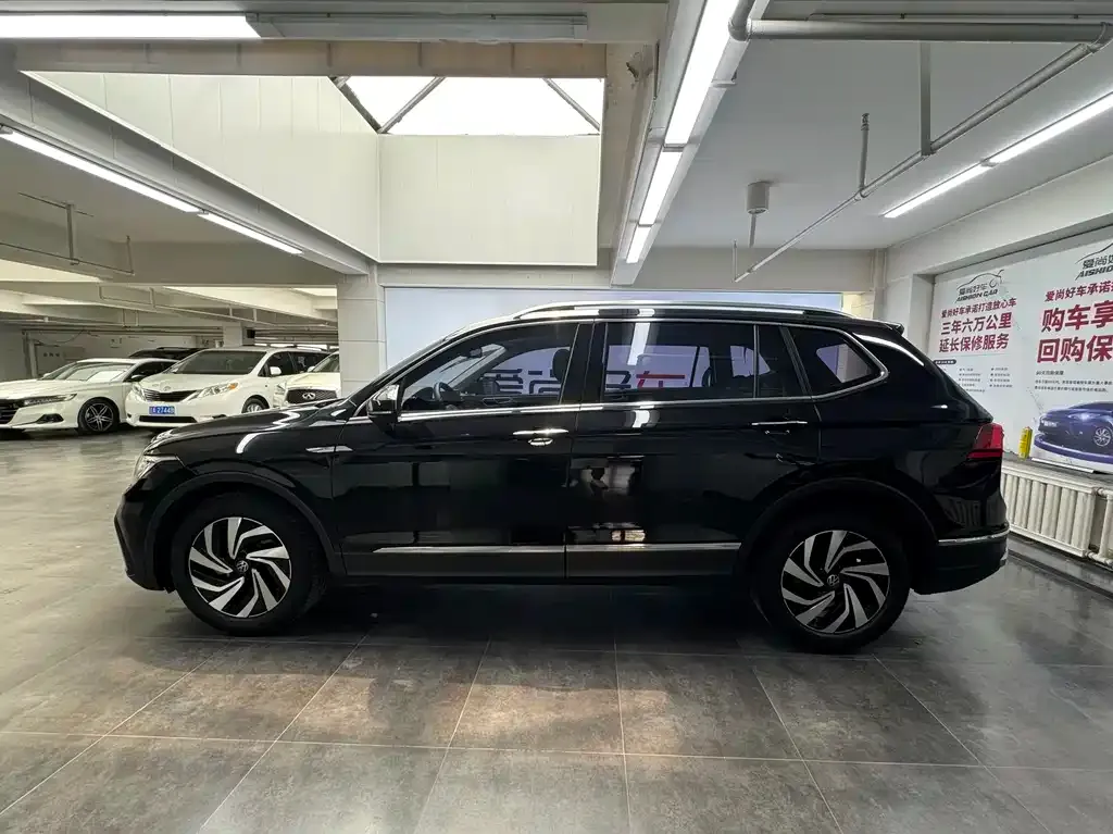Volkswagen Tiguan L — фото 10