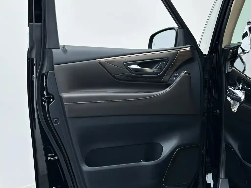 Toyota Alphard — фото 5
