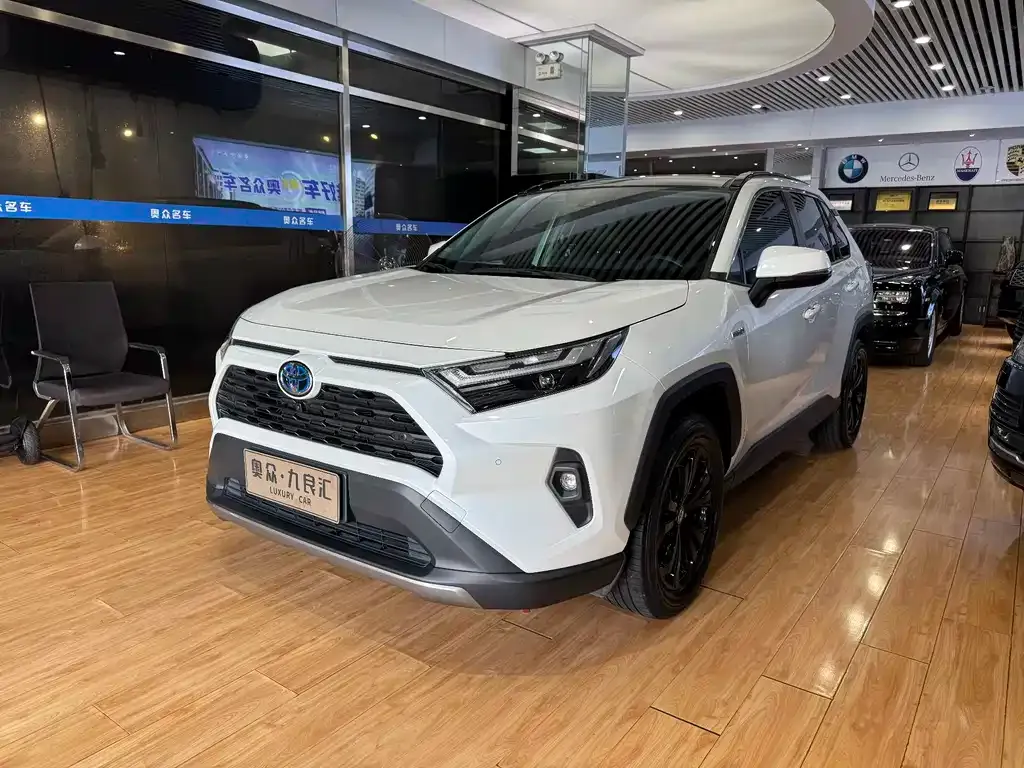 Toyota RAV4 — фото 1