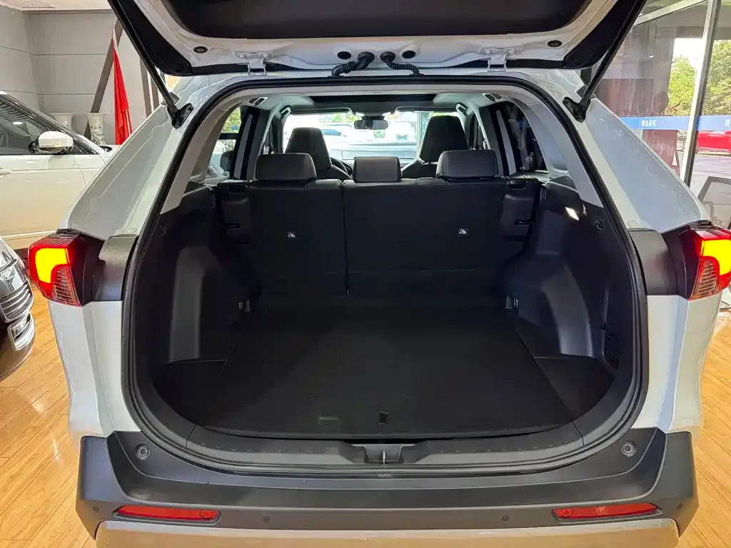 Toyota RAV4 — фото 2
