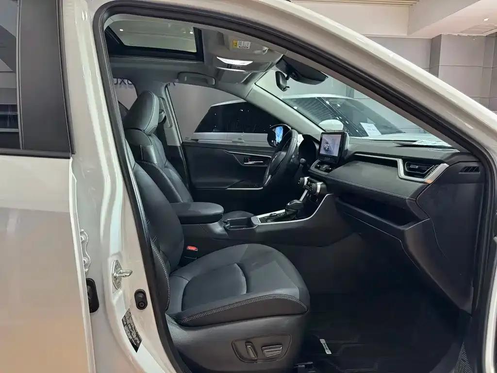Toyota RAV4 — фото 3