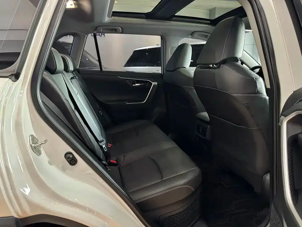 Toyota RAV4 — фото 10