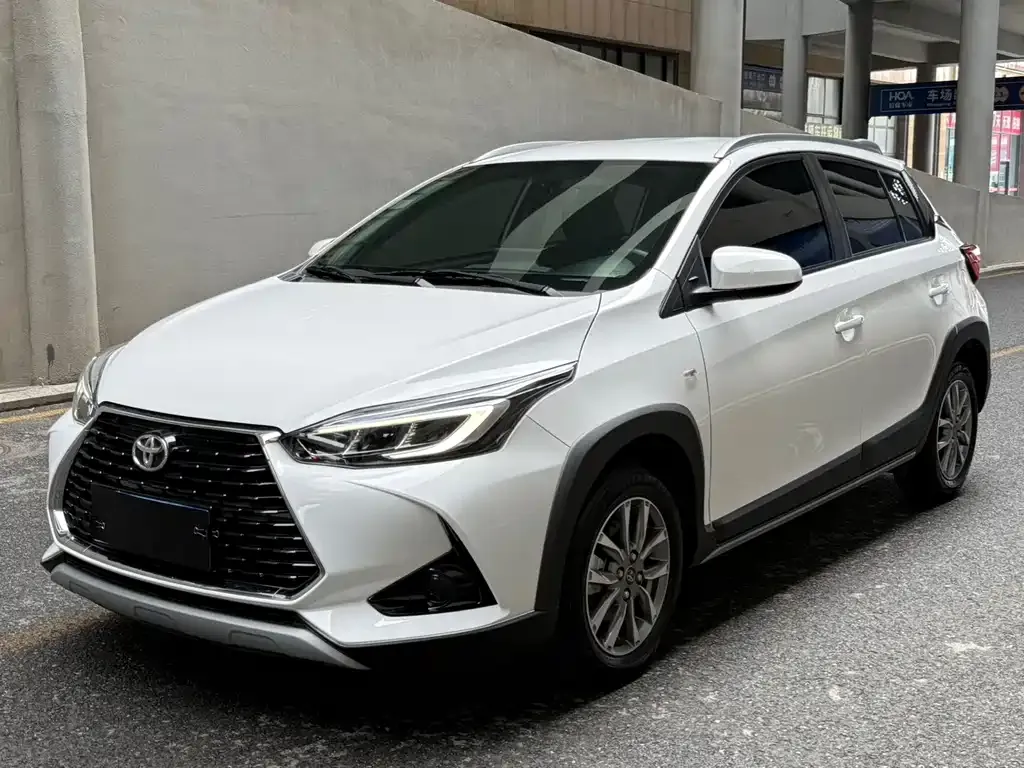 Toyota Yaris L — фото 1
