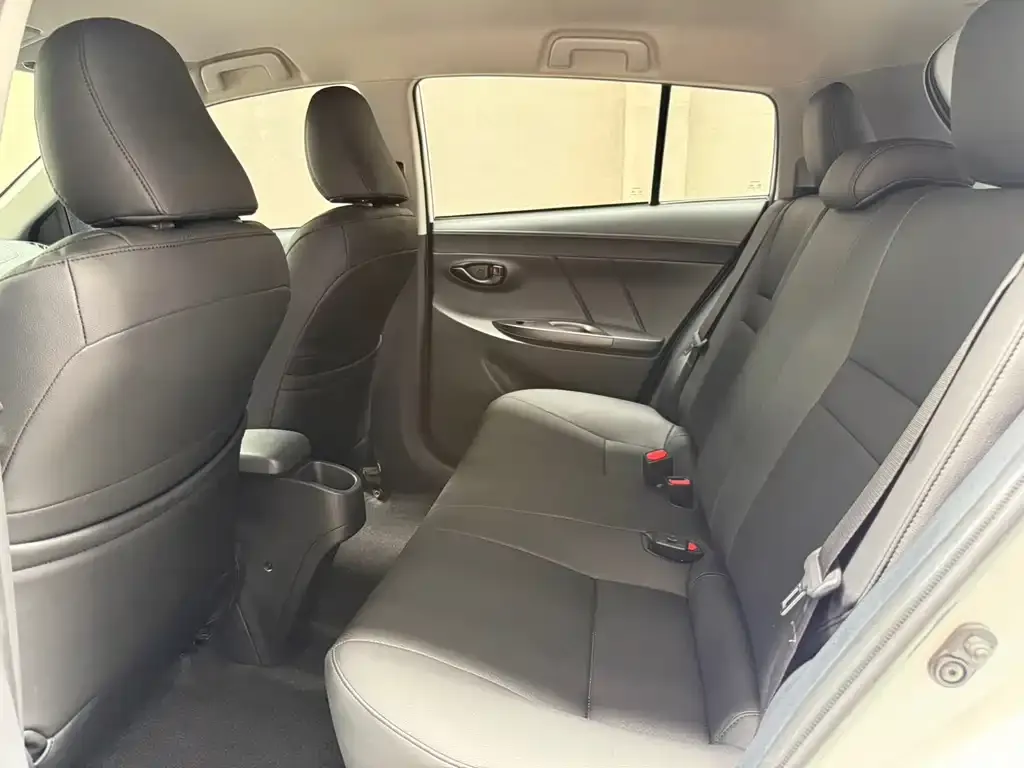 Toyota Yaris L — фото 2