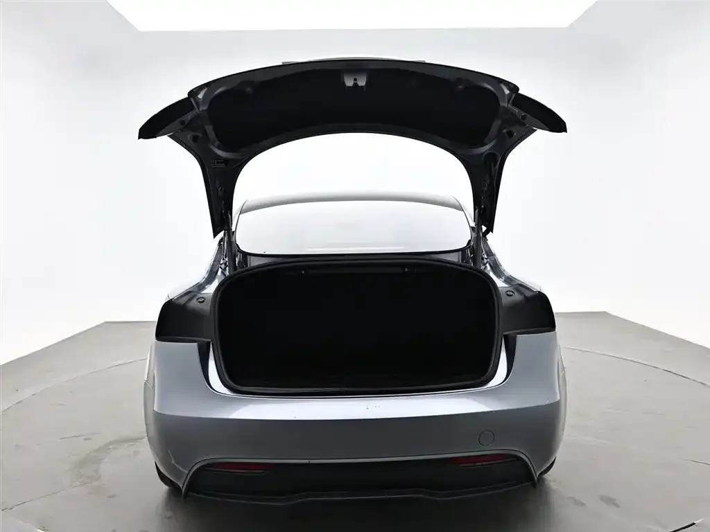 Tesla Model 3 — фото 9