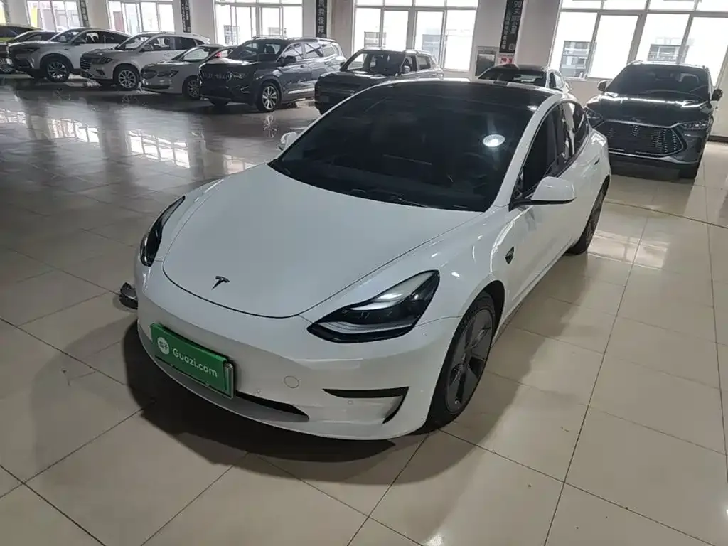 Tesla Model 3 — фото 1