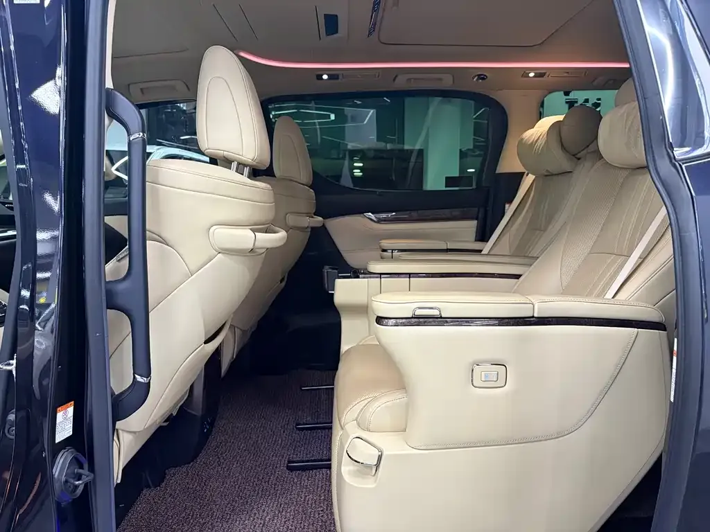 Toyota Vellfire — фото 4